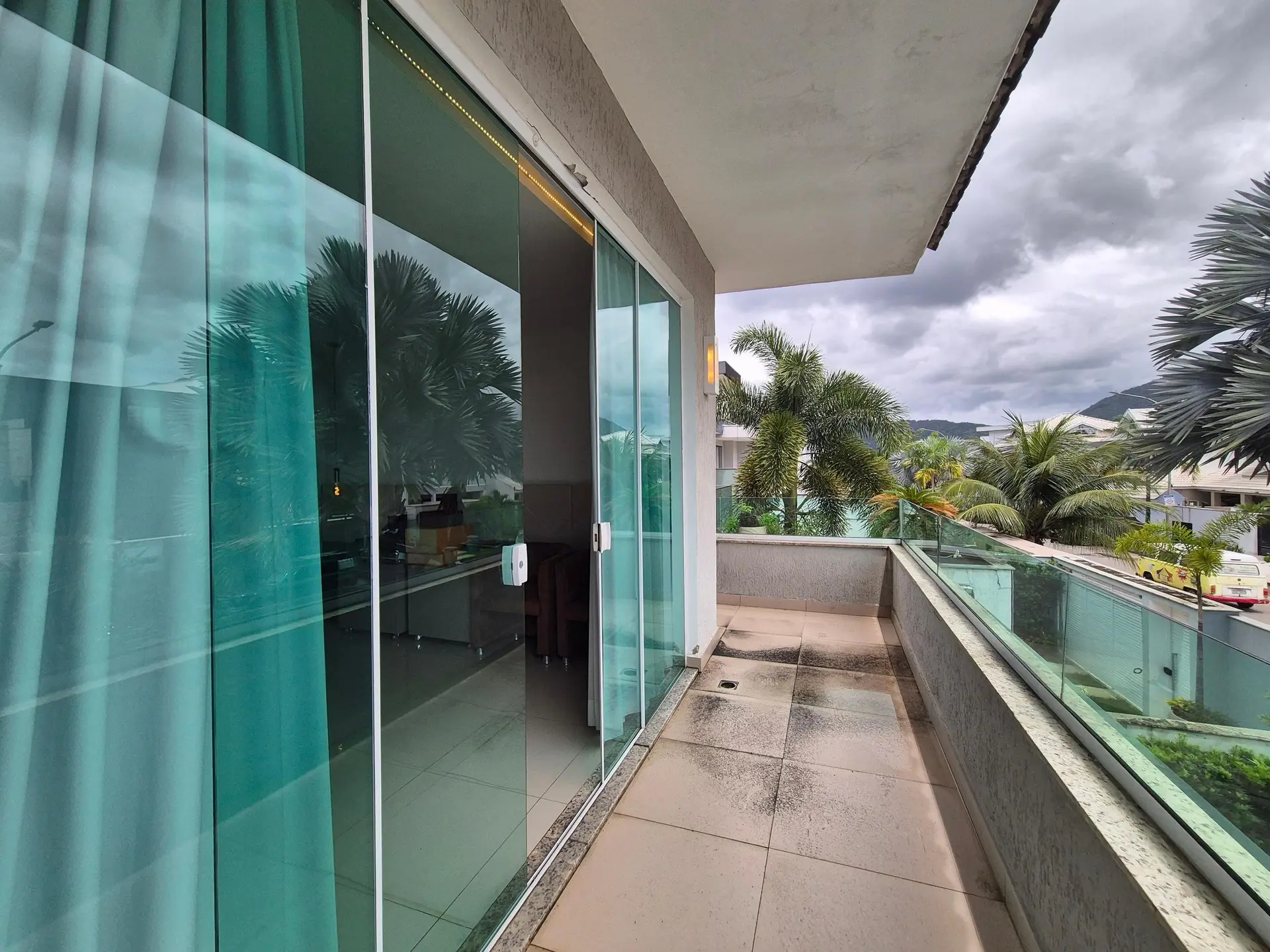 5-bedroom house with floor-to-ceiling windows — photo 16