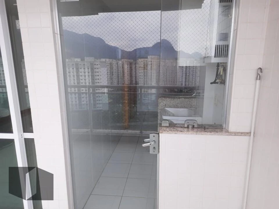 3-bedroom apartment with balcony and city views — photo 33
