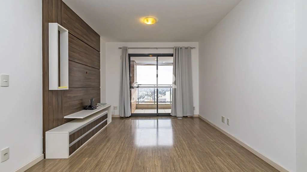 1-bedroom apartment with open-plan kitchen and balcony — photo 4