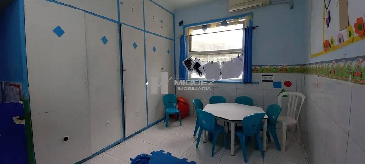 One-bedroom apartment in a building with a gym — photo 10