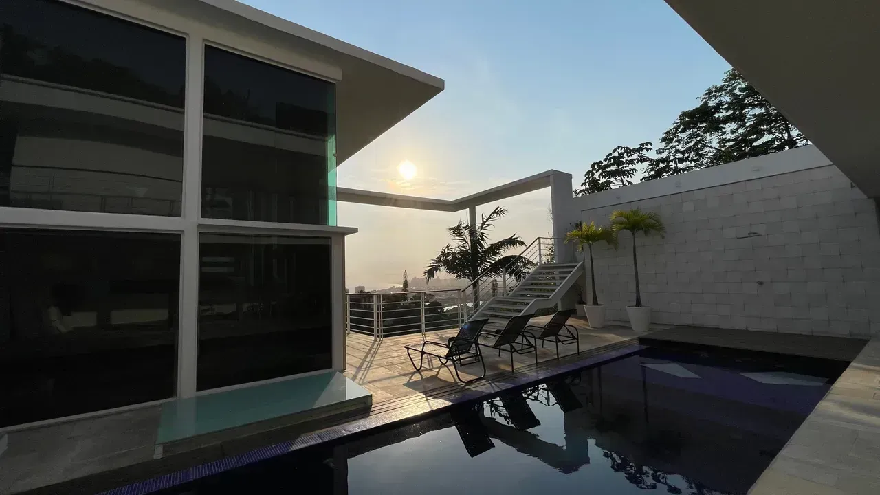 Unfurnished 3-bedroom, 3-bath house with a balcony — photo 17