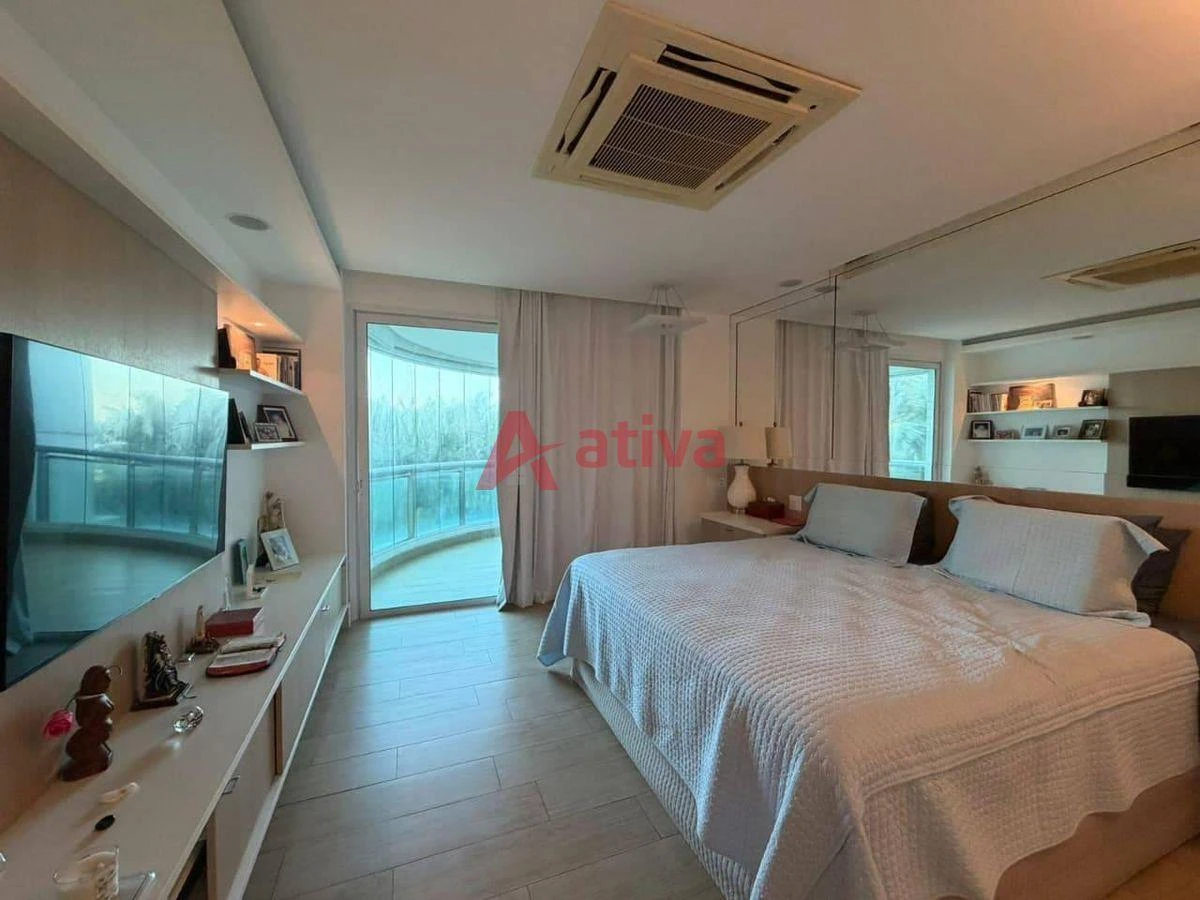 4-bedroom apartment with a glass-enclosed balcony — photo 25