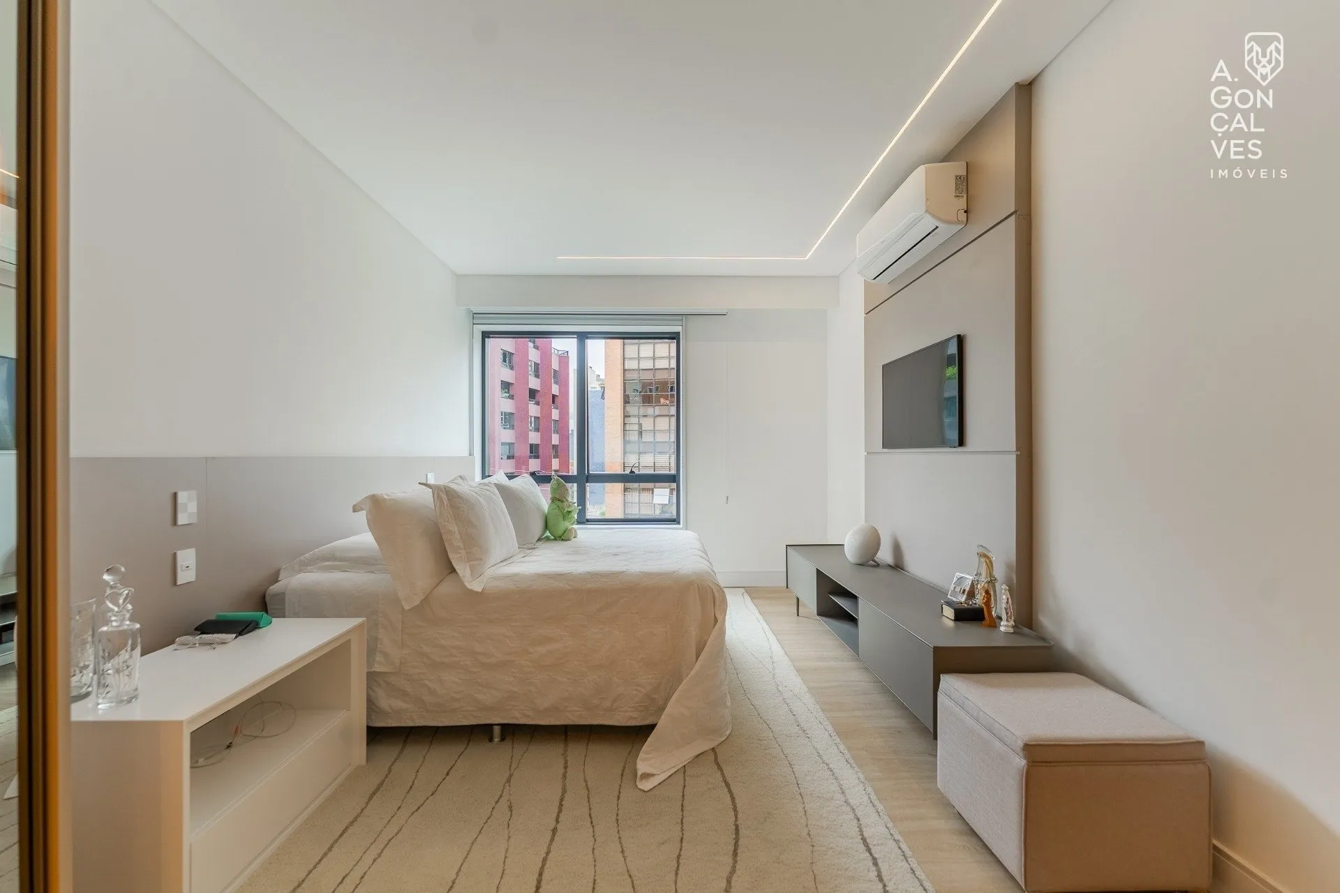 Furnished 223 m² apartment with 3 en-suites and 3 parking spots — photo 6