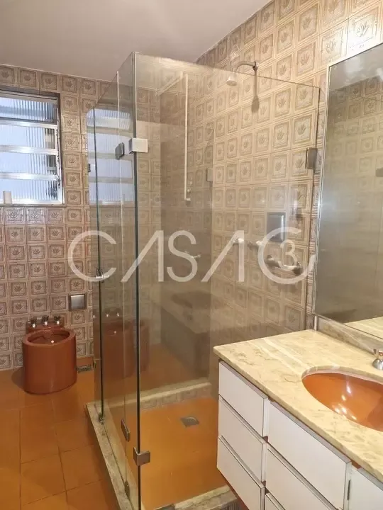 Apartamento com 4 quartos e cozinha fechada com fogão — photo 7