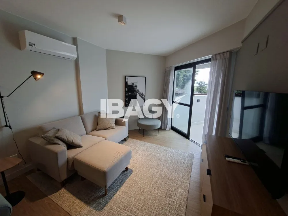 Studio with a glassed-in balcony and open-plan kitchen — photo 29