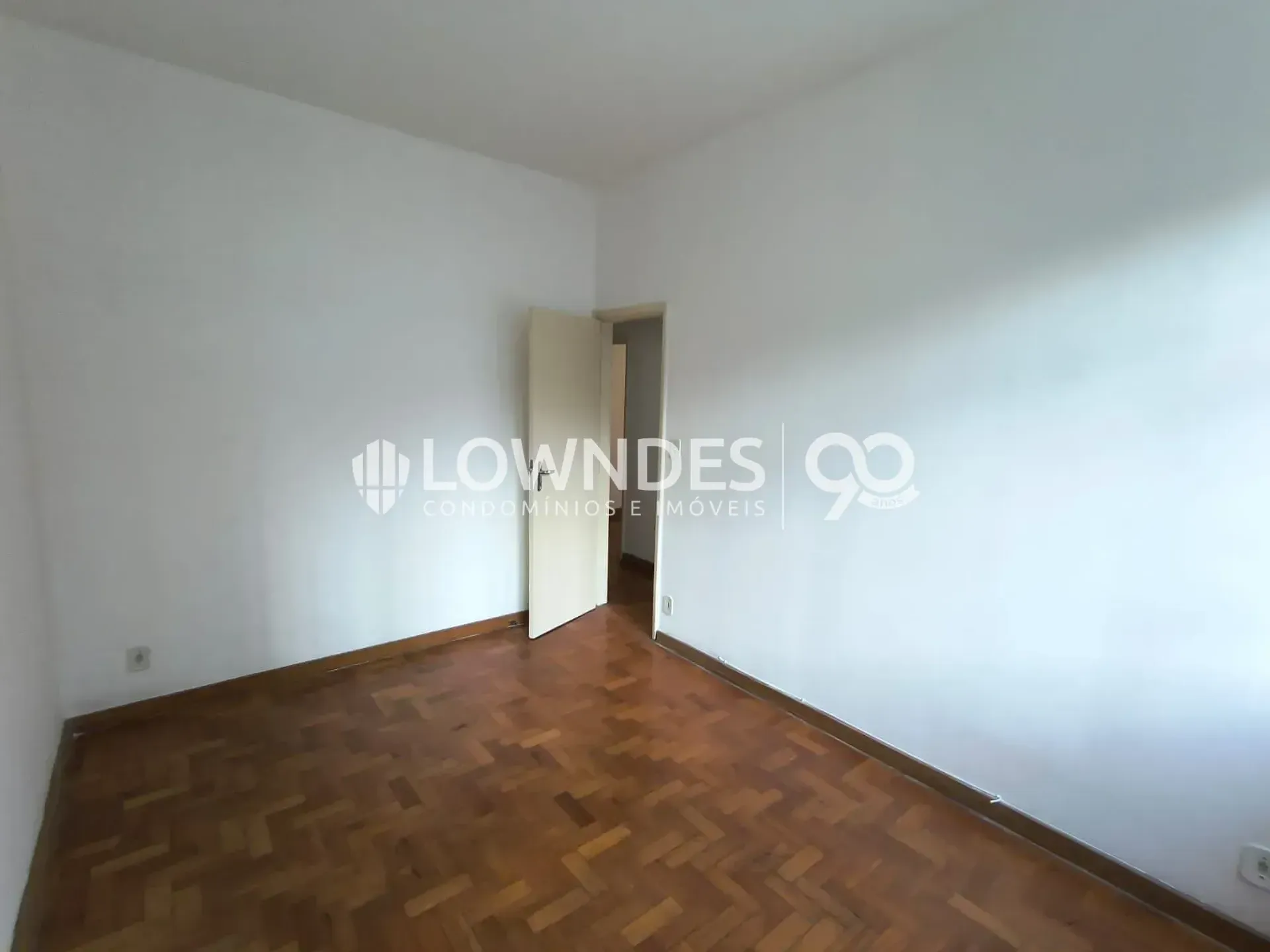 3-bedroom apartment with wood or laminate floors — photo 9