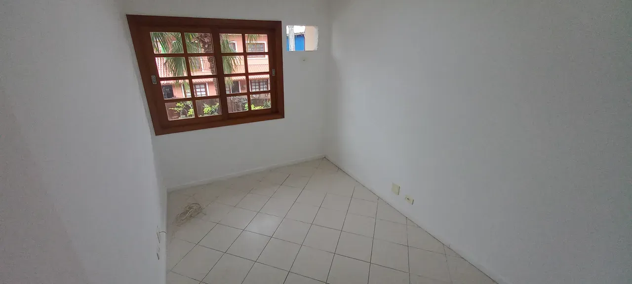 Unfurnished house with a closed kitchen and gas stove — photo 8