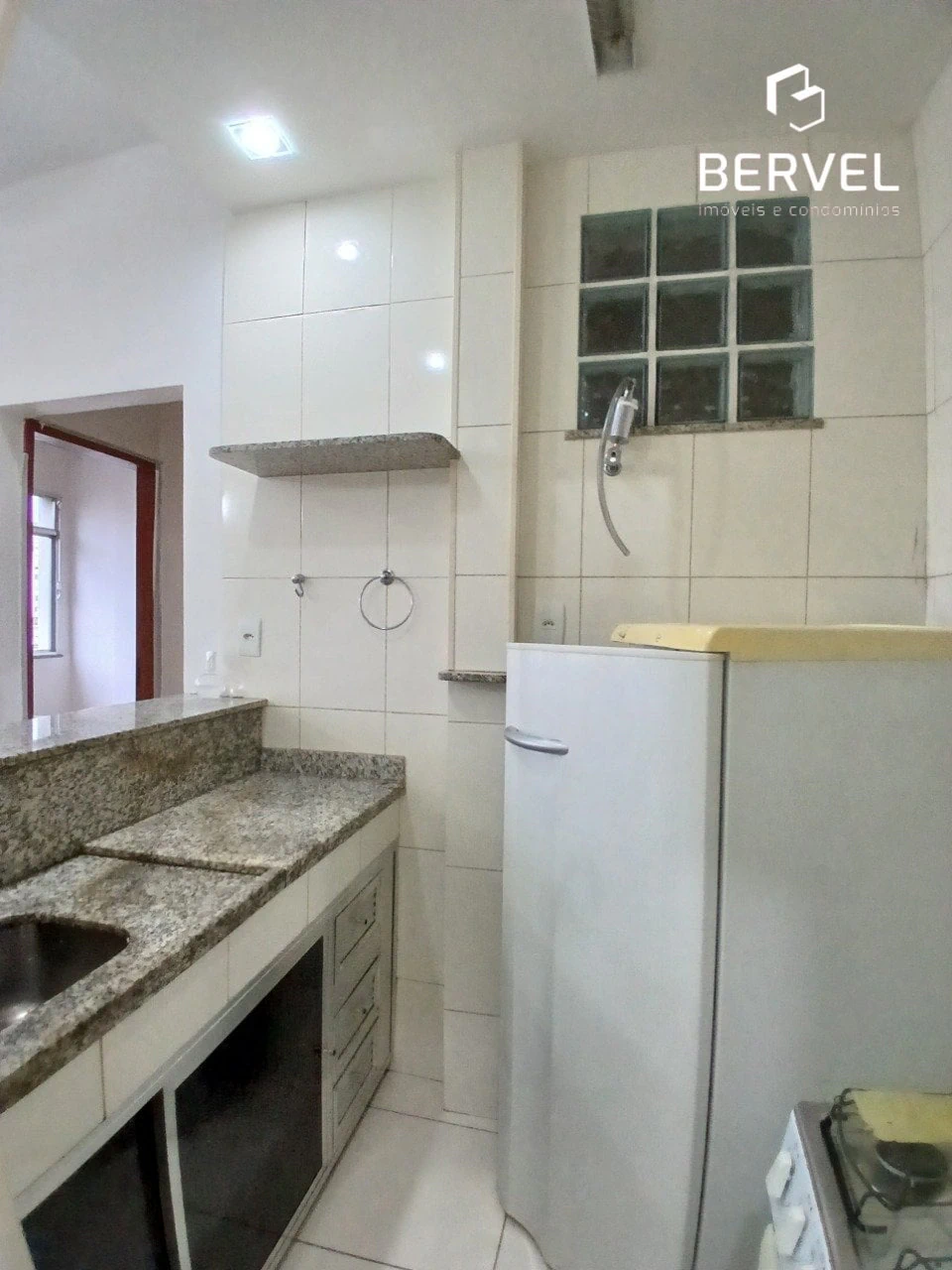 1-bedroom apartment with a glass-enclosed shower — photo 2