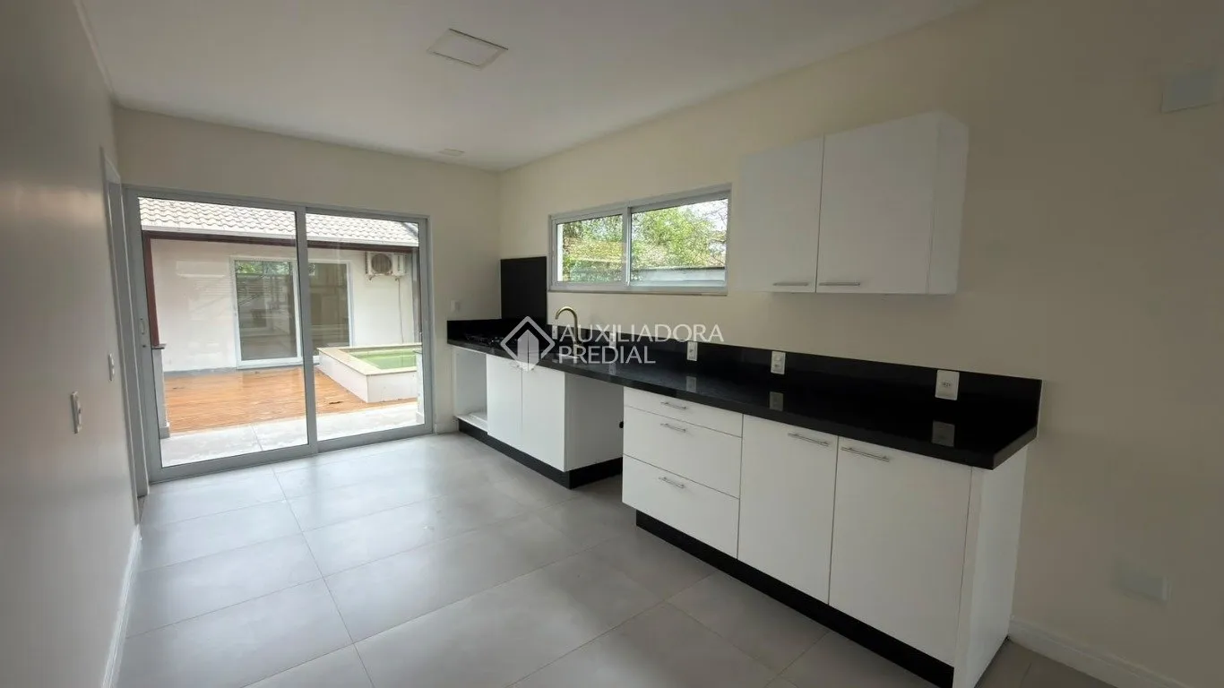Balcony with a grill in a 4-bedroom house, 120 m² — photo 8