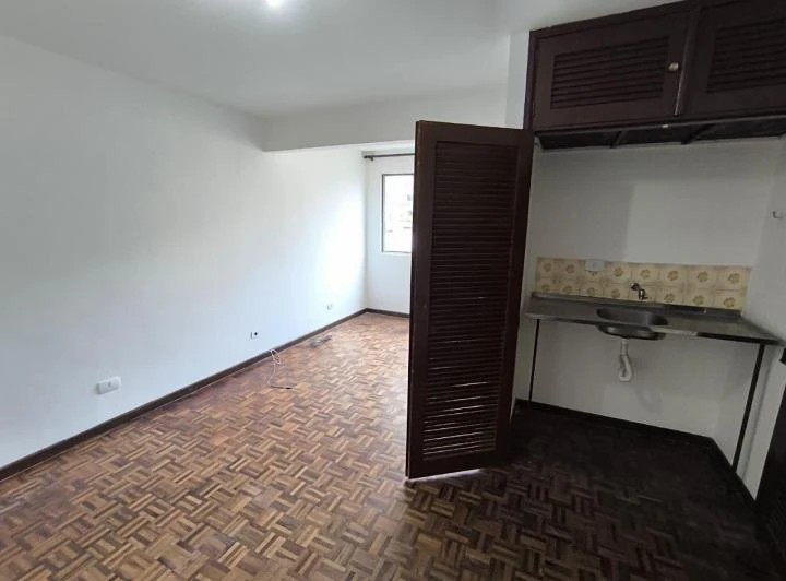 Estúdio sem mobília de 25 m² com piso de madeira — photo 6