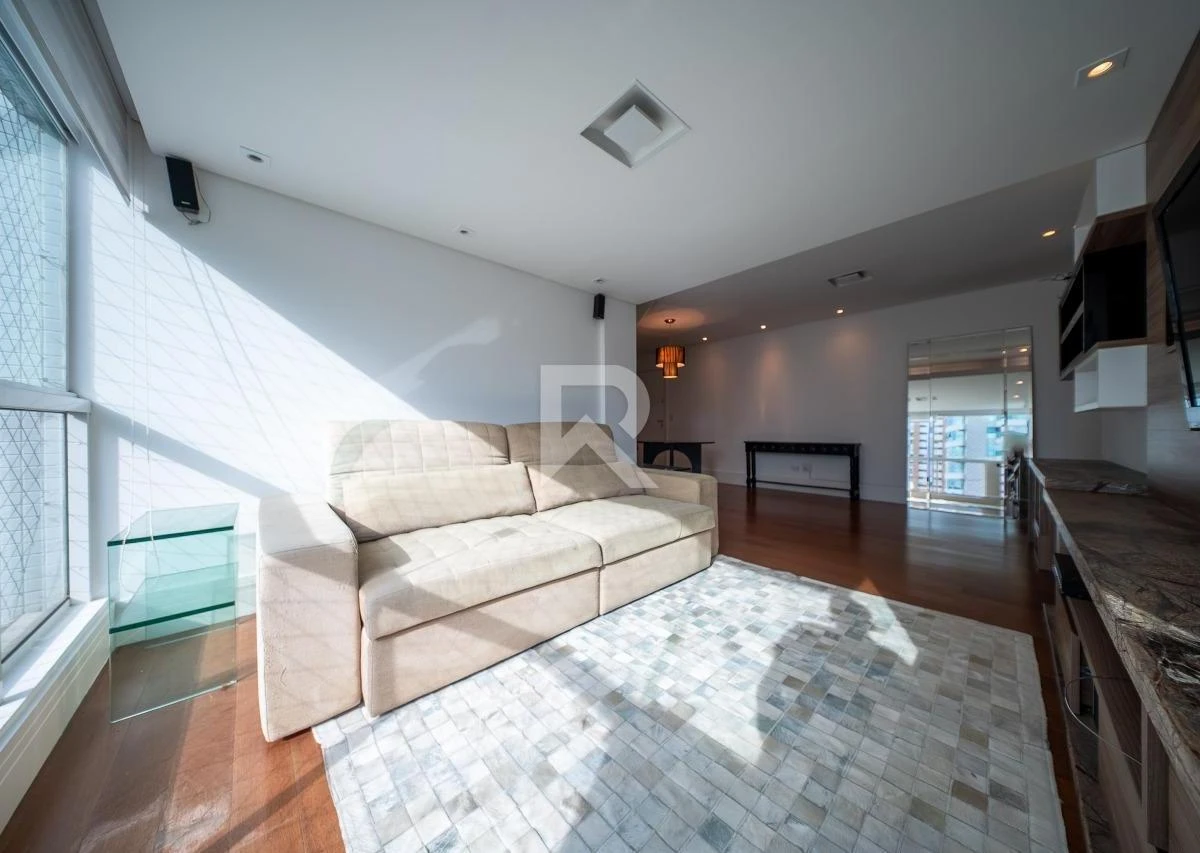 192 m² apartment with floor-to-ceiling windows and a bathtub — photo 32