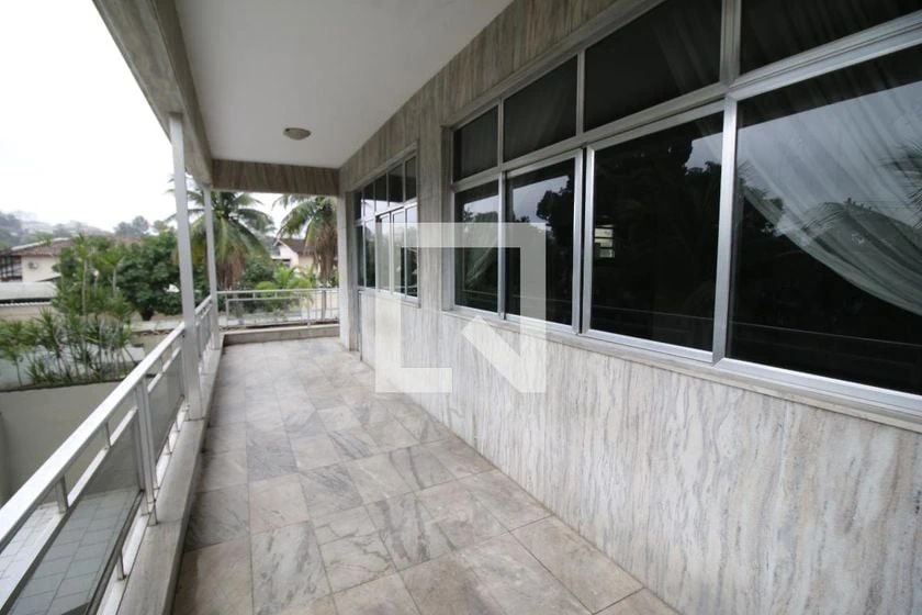 Condominium house with a balcony and private garden — photo 4