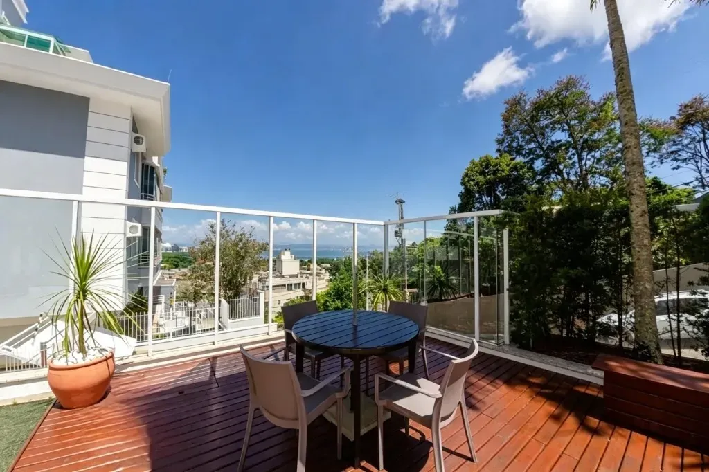 204 m² apartment with built-in grill on the balcony — photo 2
