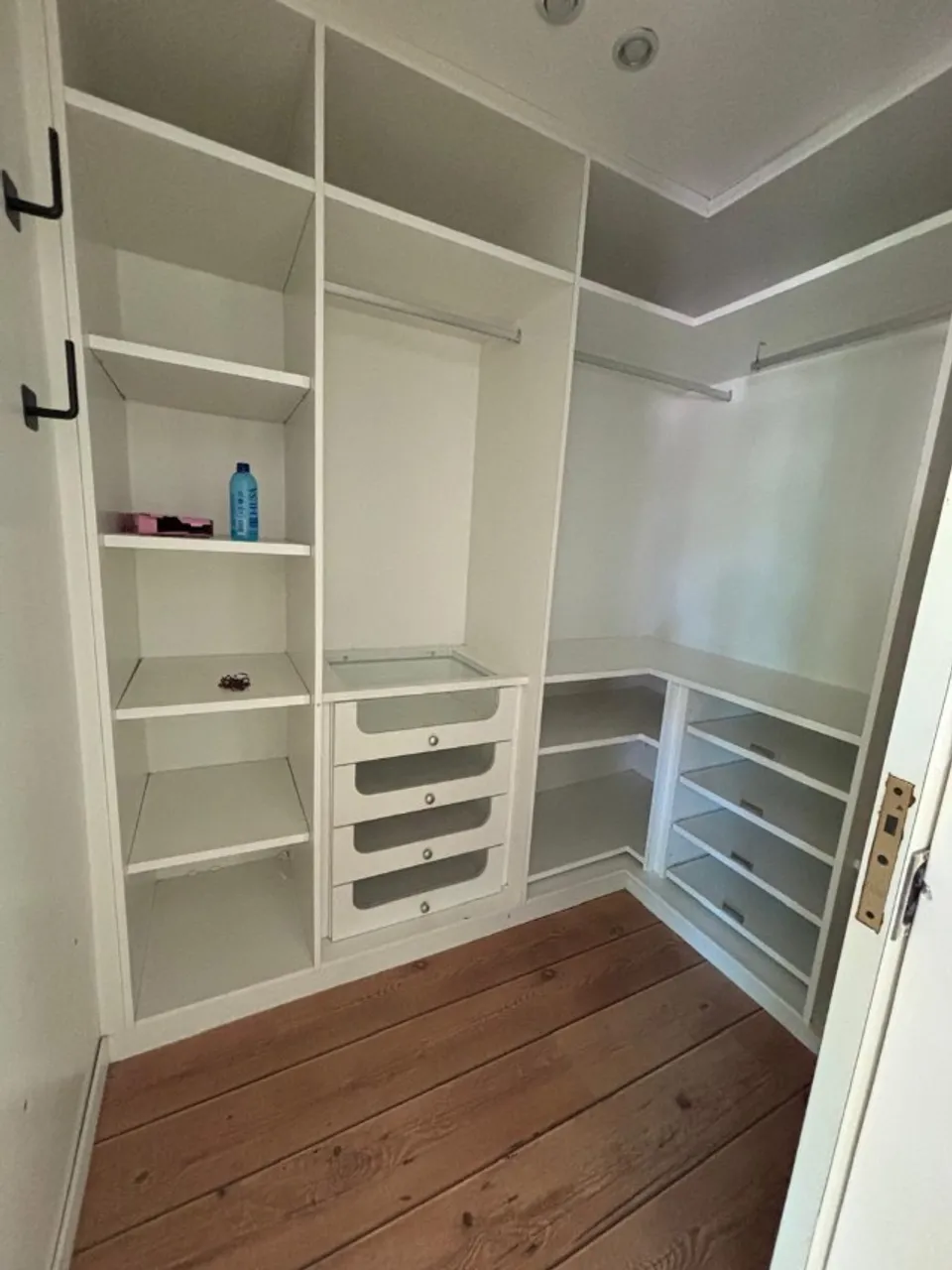 Walk-in closet in a 2-bedroom apartment, 85 m²