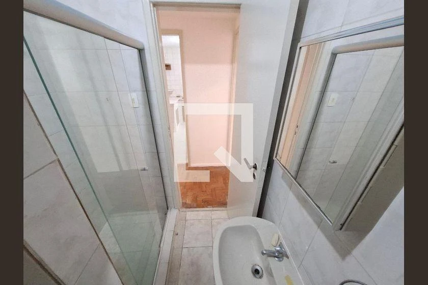 Apartamento, 61 m², com piso de madeira ou laminado
