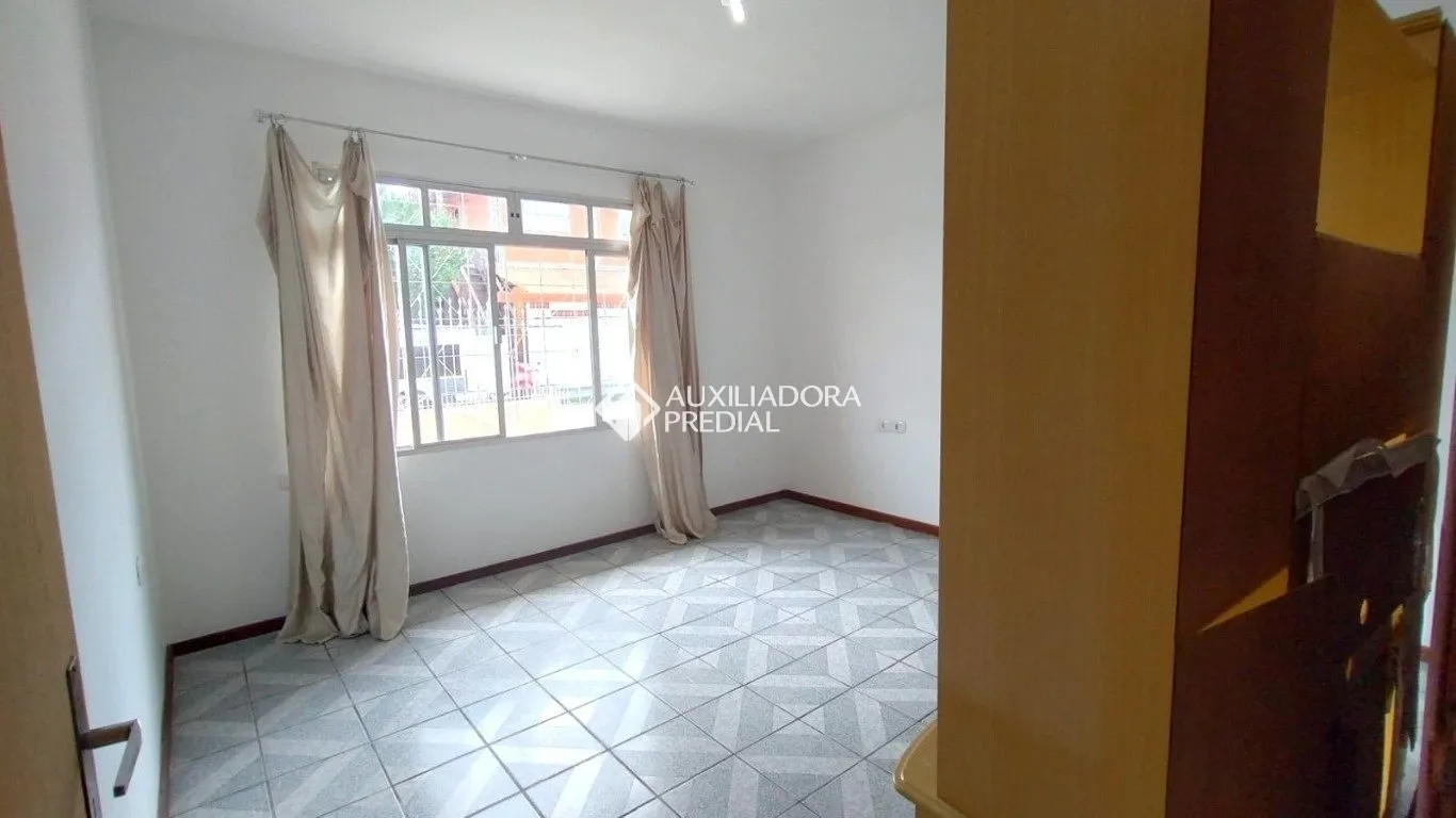 200 m² house with a bathtub and a glass-enclosed balcony — photo 16