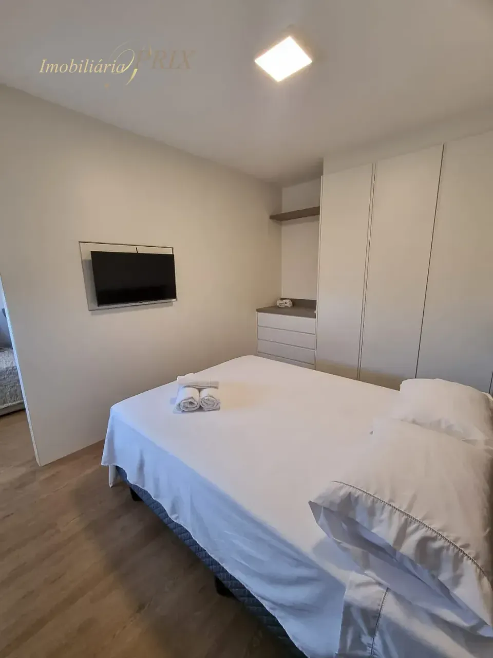 Furnished 1-bedroom apartment with an open kitchen — photo 3