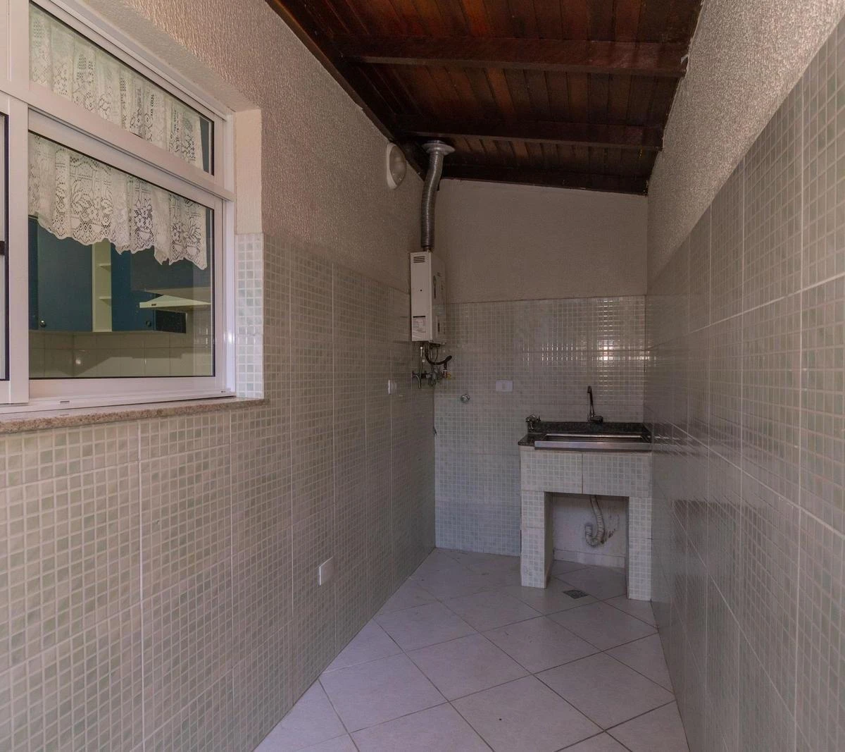 Walk-in closet in a 3-bedroom house, 140 m² — photo 17