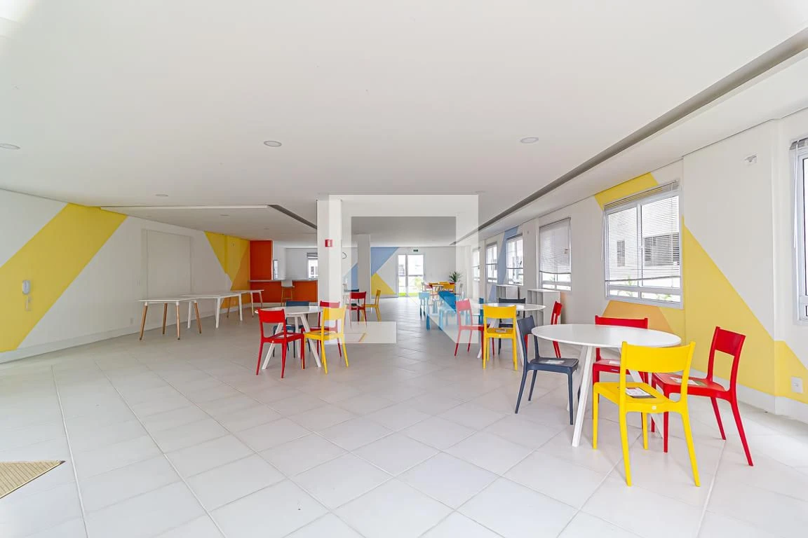 2-bedroom apartment with open-plan kitchen and living room — photo 33