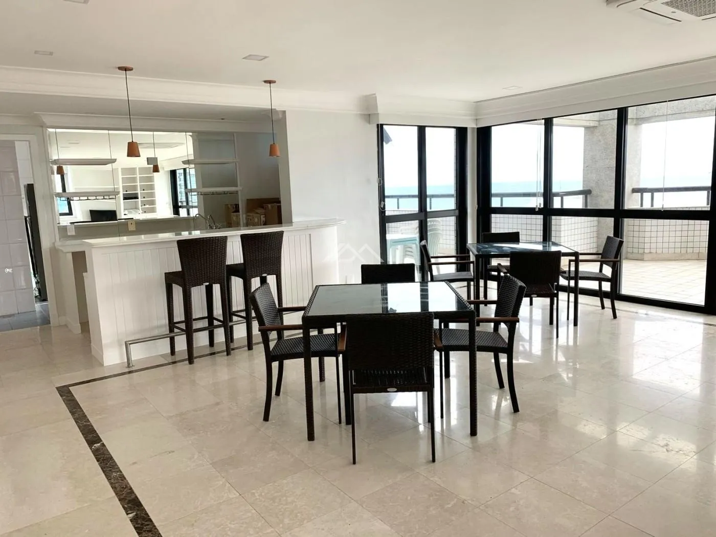 Apartment with 4 bedrooms and 5 bathrooms and enclosed balcony — photo 27