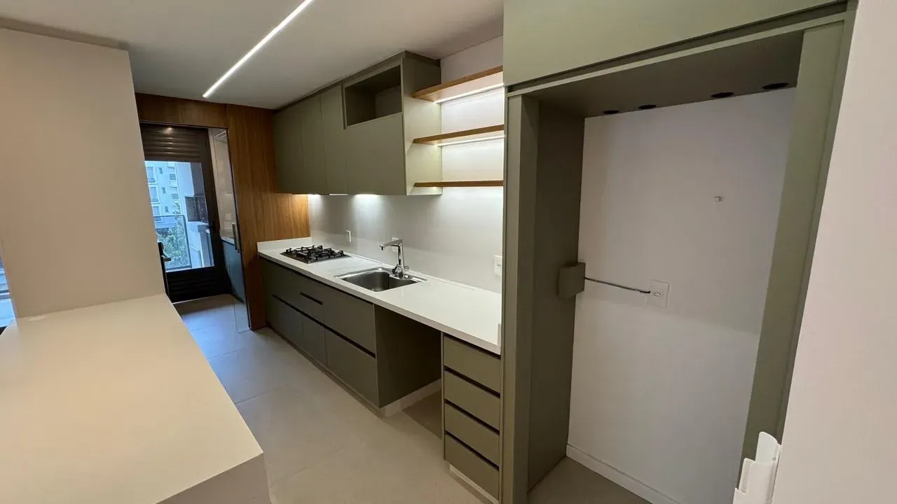 Walk-in closet in a 3-bedroom apartment, 136 m² — photo 13