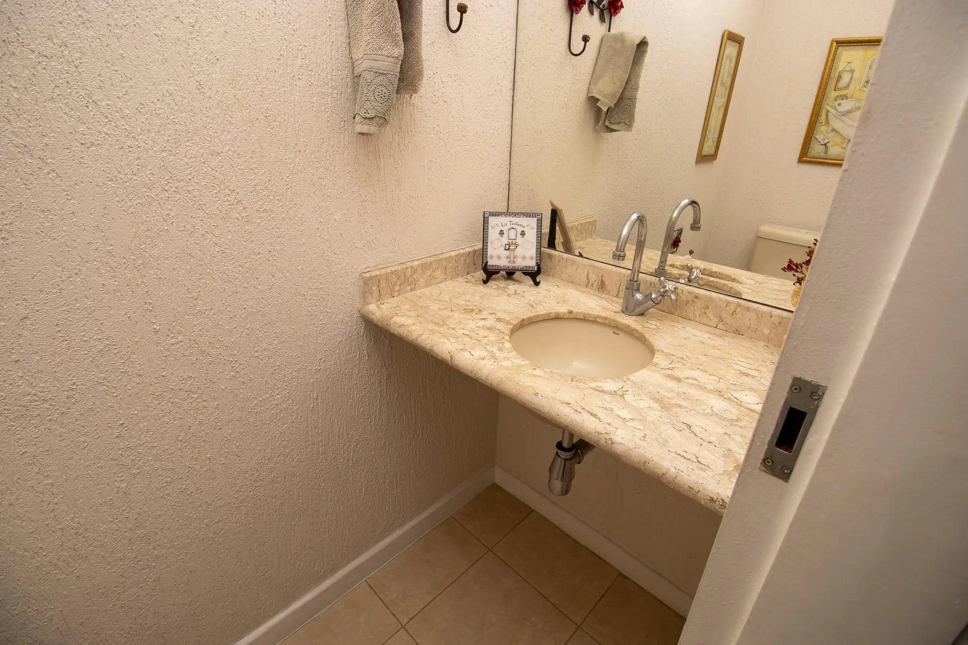 3-bedroom apartment with a glass-enclosed balcony — photo 17