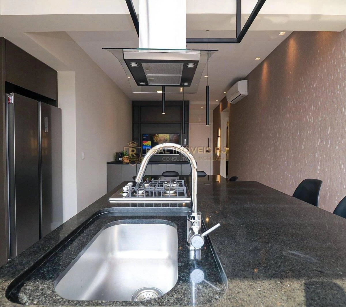 Furnished 1-bedroom apartment with city views — photo 8