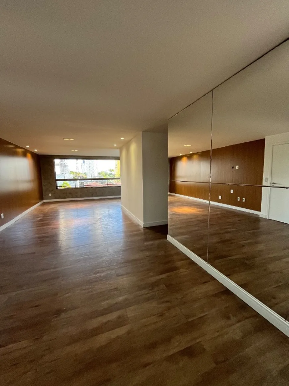4-bedroom apartment with a walk-in closet — photo 17