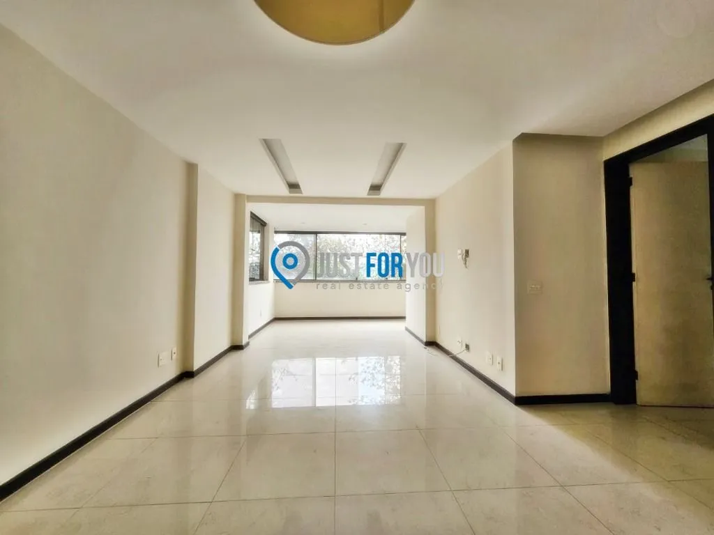 Apartamento com 3 dormitórios e varanda fechada de vidro — photo 5