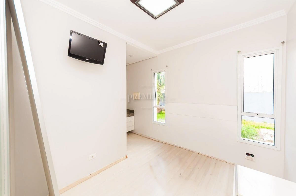 4-bedroom house with 4 parking spaces and open-plan kitchen — photo 46