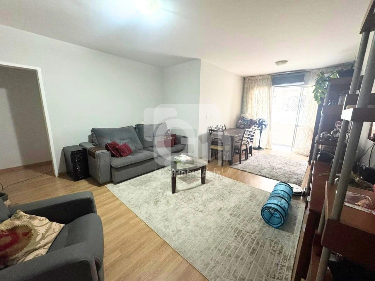 Wood or laminate floors in a 3-bedroom apartment, 114 m²