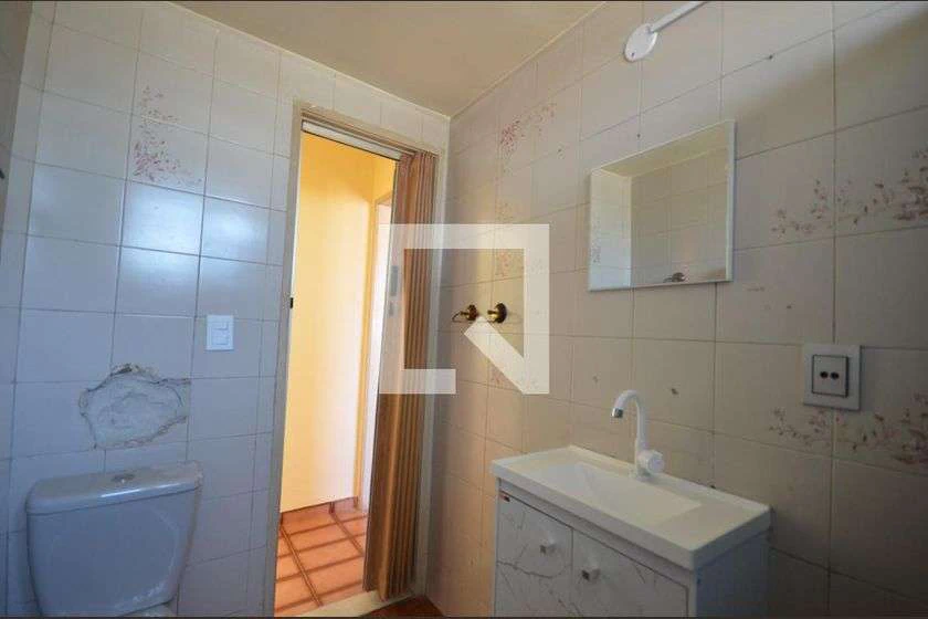 Apartamento com 2 quartos e box de vidro no banheiro — photo 22