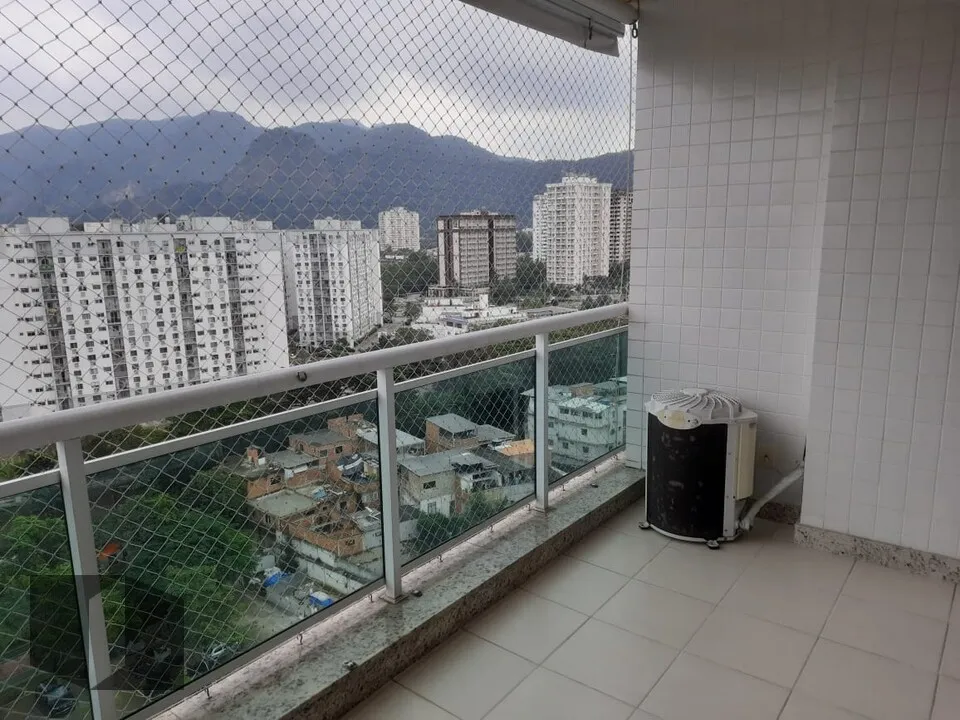 3-bedroom apartment with balcony and city views — photo 12