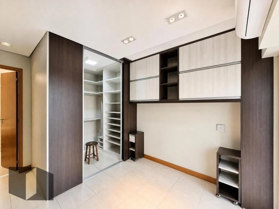 Walk-in closet in a 3-bedroom apartment, 122 m² — photo 5