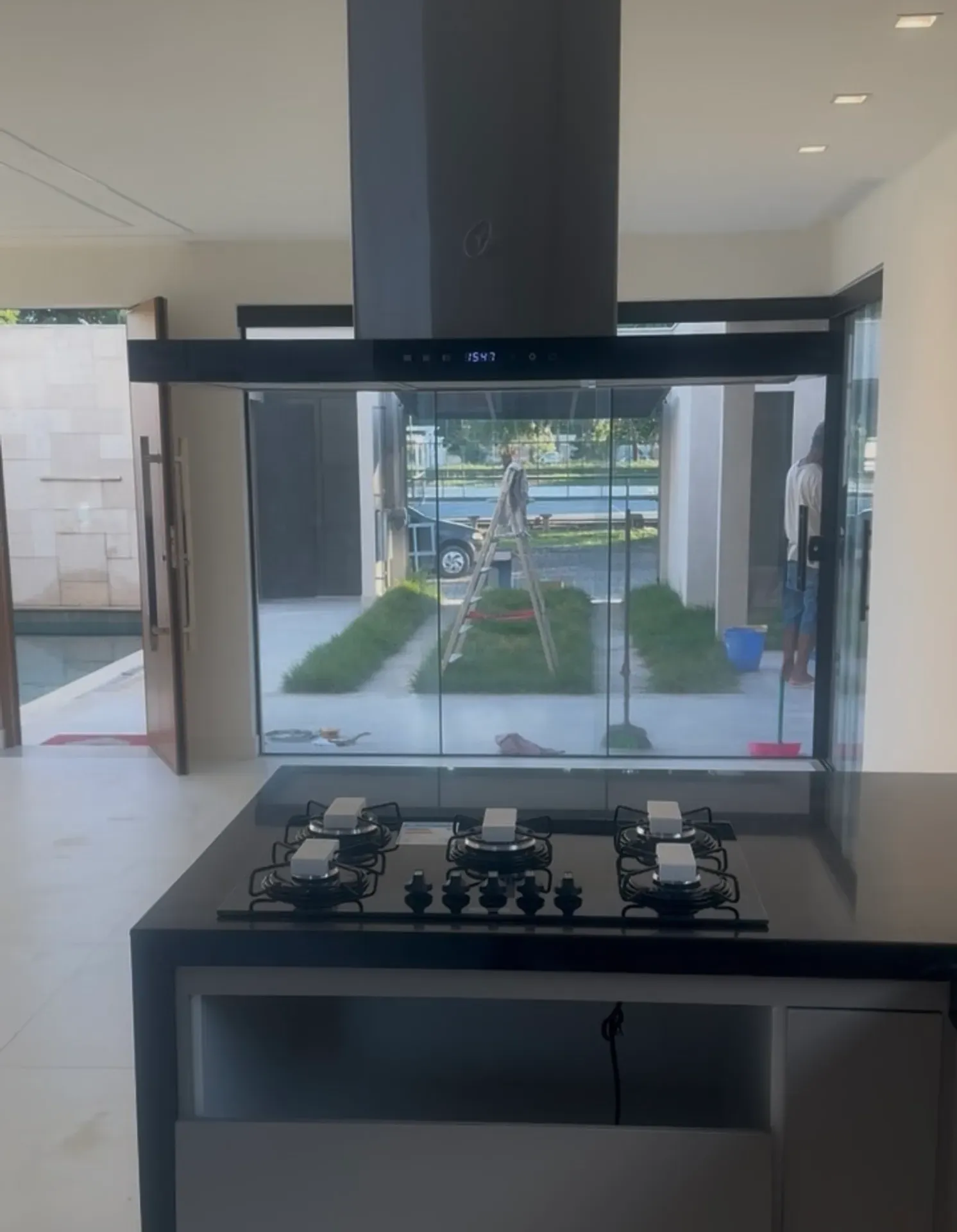 4-bedroom house with floor-to-ceiling windows — photo 10