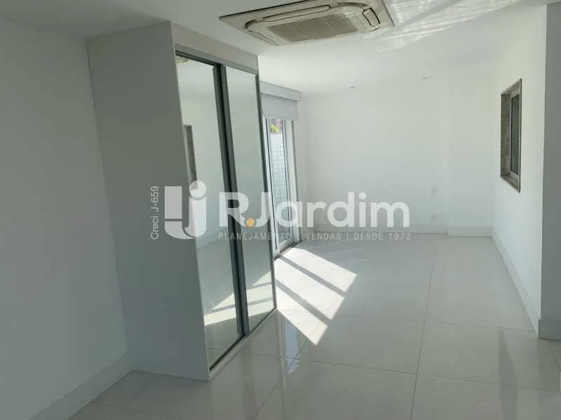 Unfurnished 3-bedroom apartment with open-plan kitchen — photo 14