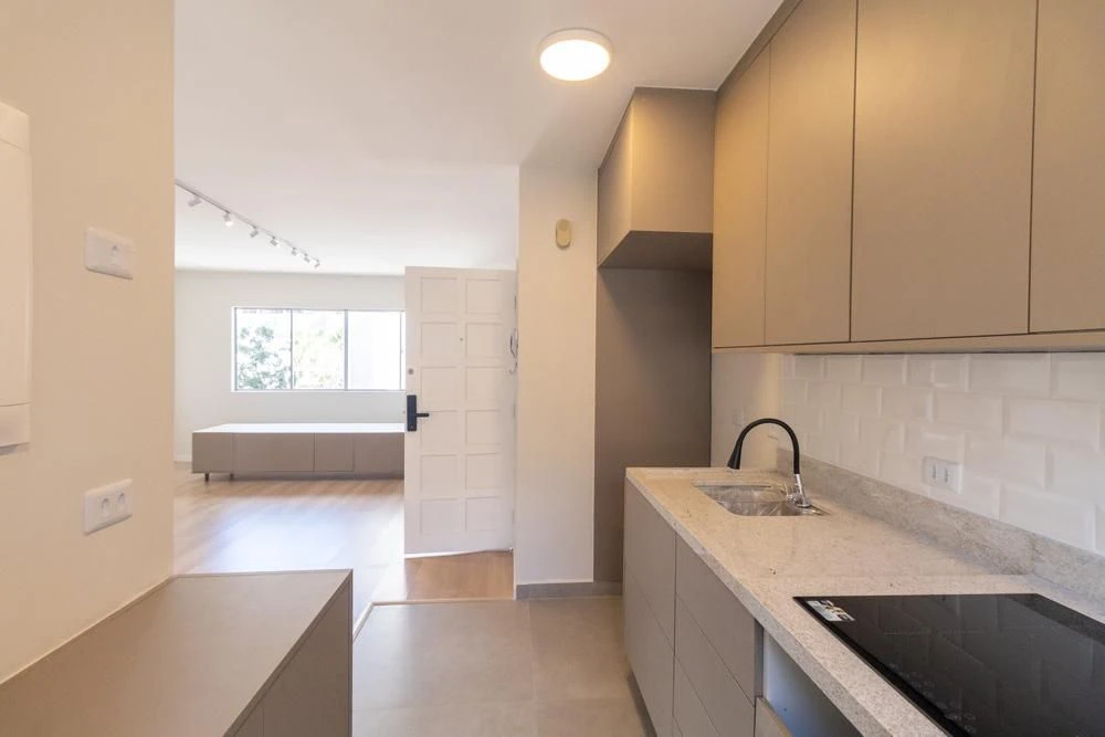 2-bedroom apartment with wood or laminate floors in Curitiba — photo 9