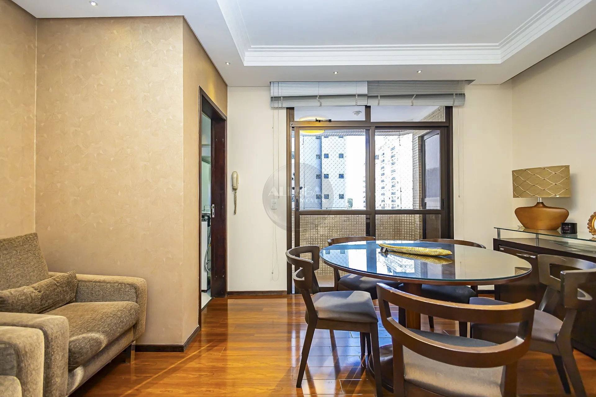 Apartamento com 4 quartos e piso de madeira na sala — photo 13