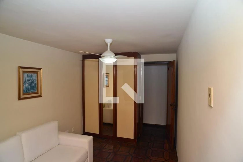 4-bedroom apartment with wood or laminate floors — photo 17