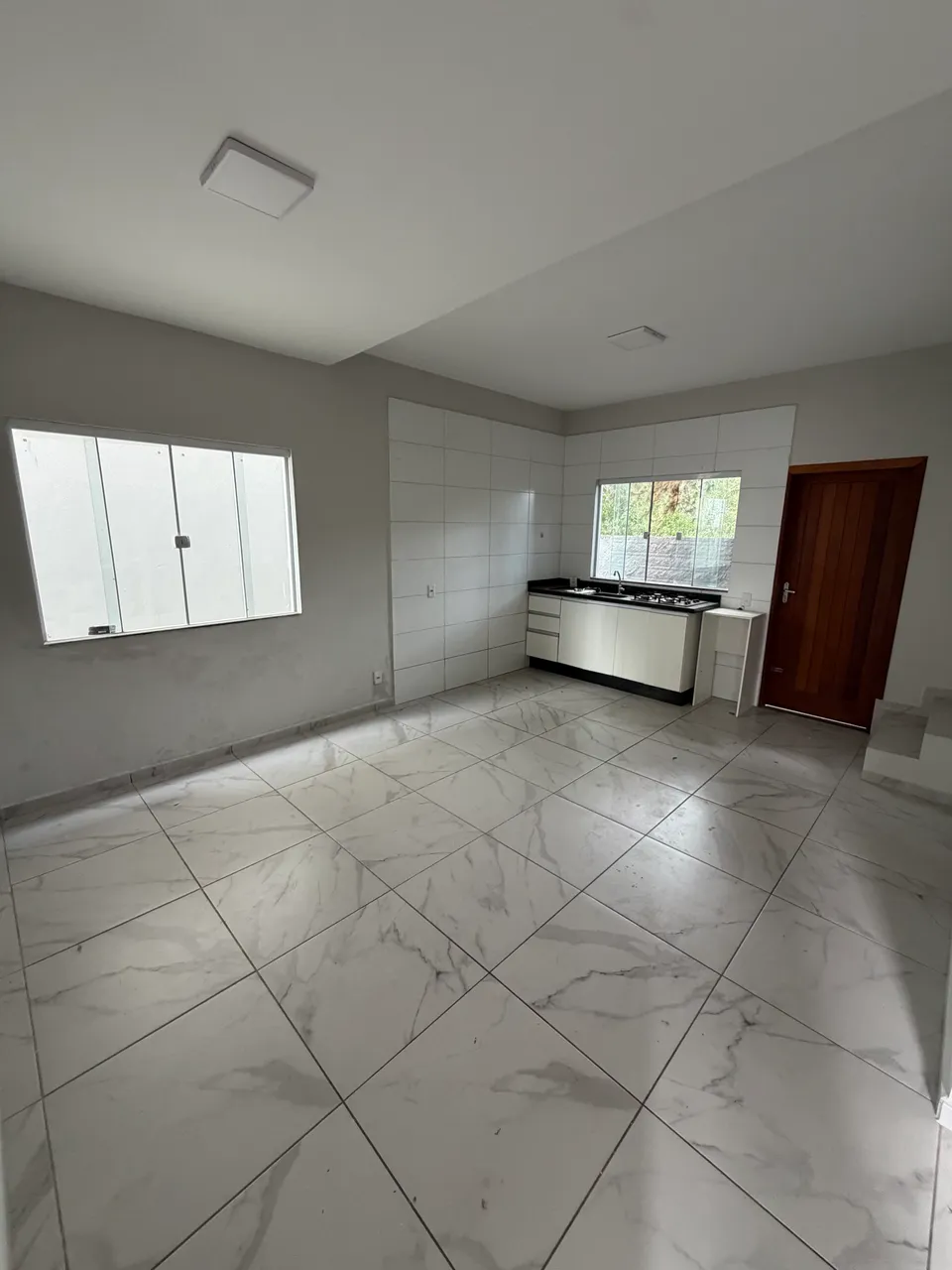 Sobrado com 2 suítes e 1 quarto e cozinha fechada