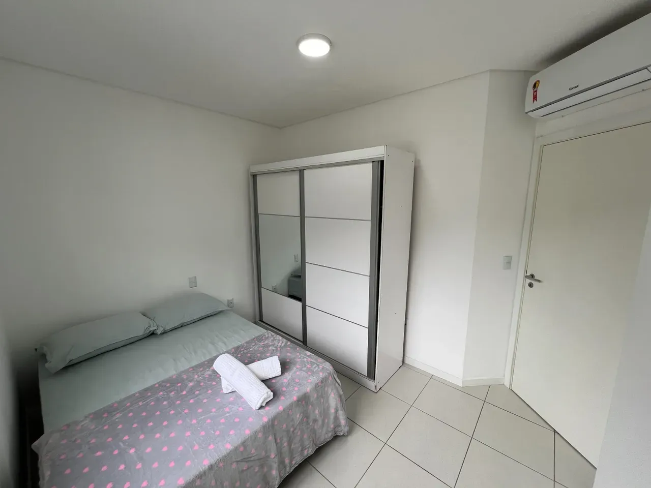 Balcony with a grill in a 3-bedroom apartment, 87 m² — photo 14