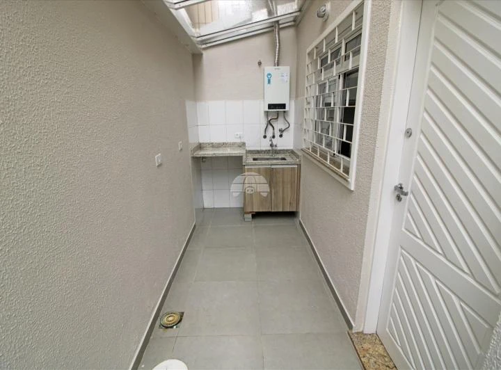 4-bedroom house with a closed kitchen and gas stove — photo 8