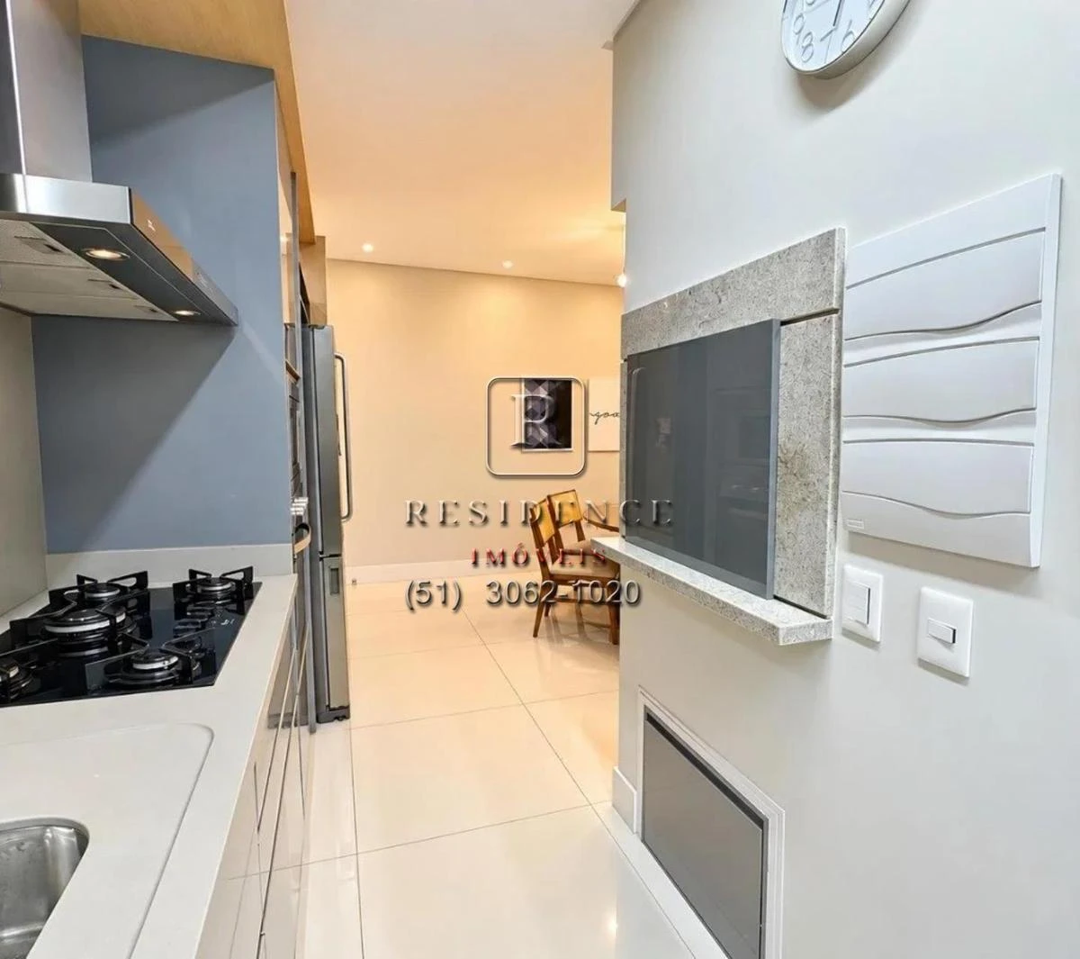 Balcony with a grill in a 2-bedroom apartment, 172 m² — photo 2