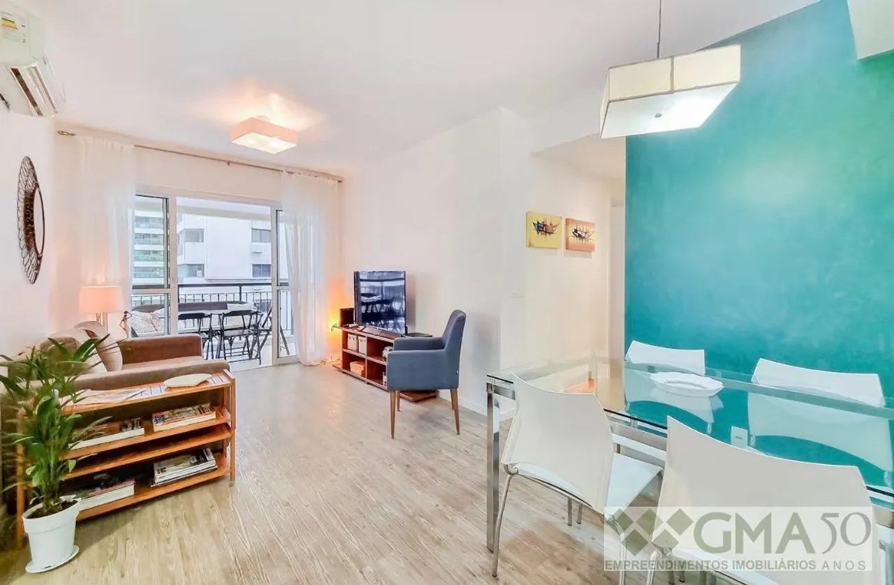 Apartamento com 2 quartos, 2 banheiros e varanda — photo 2