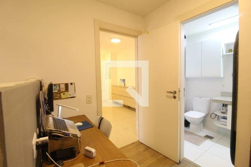 2-bedroom apartment in a building with a gym — photo 9