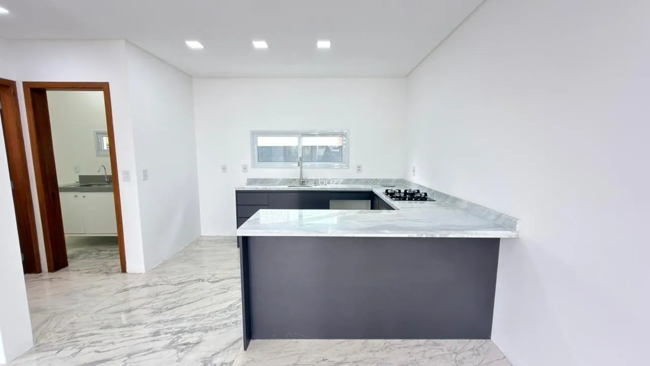 Balcony with a grill in a 2-bedroom house, 140 m² — photo 2