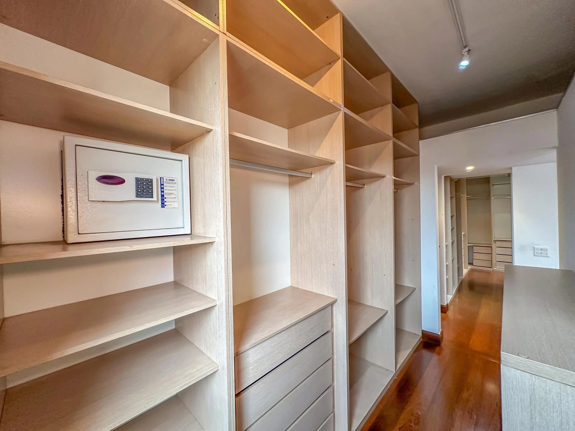 Apartment, 275 m², with a glass-enclosed balcony — photo 9