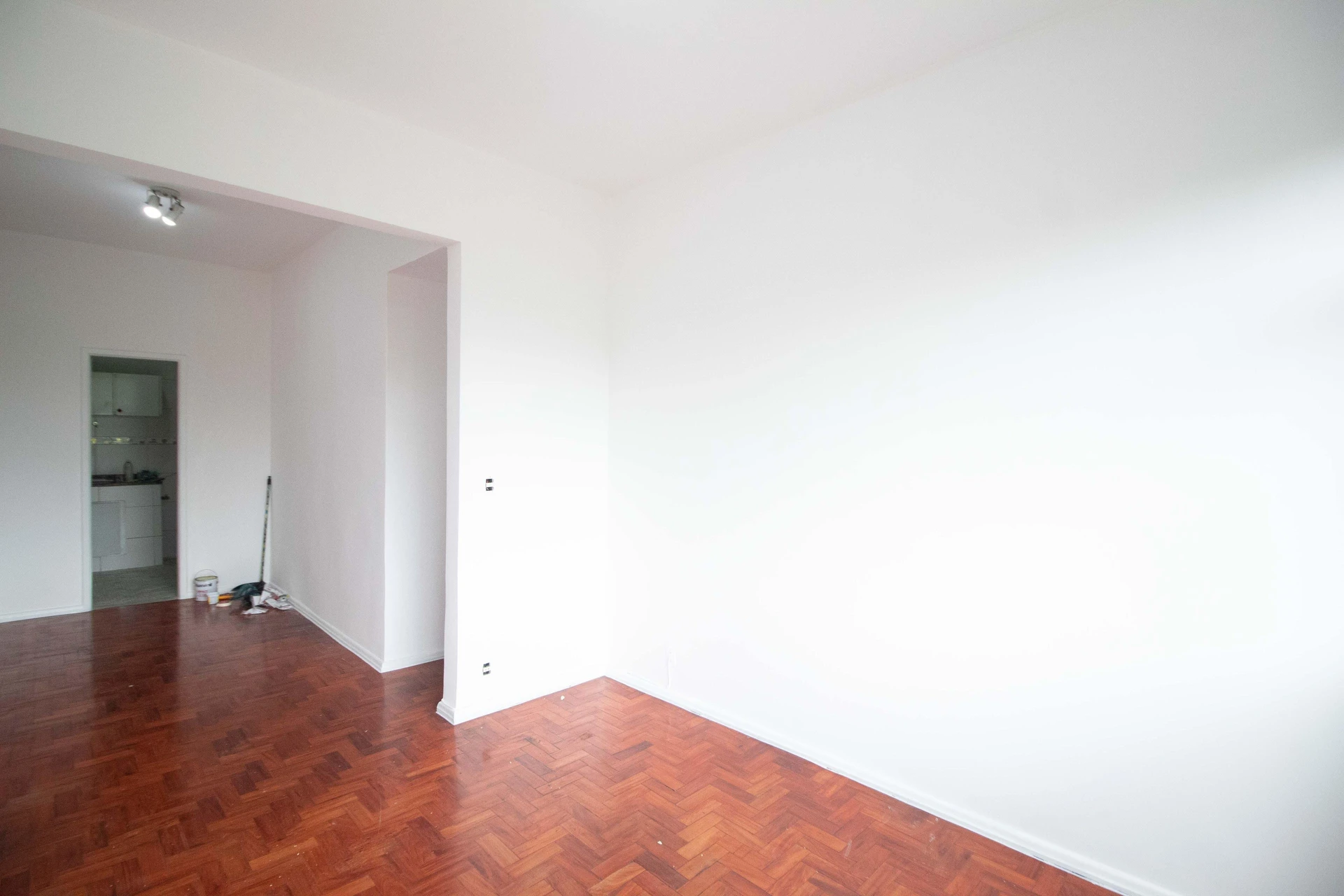 Apartamento de 2 quartos com piso de madeira ou laminado — photo 9