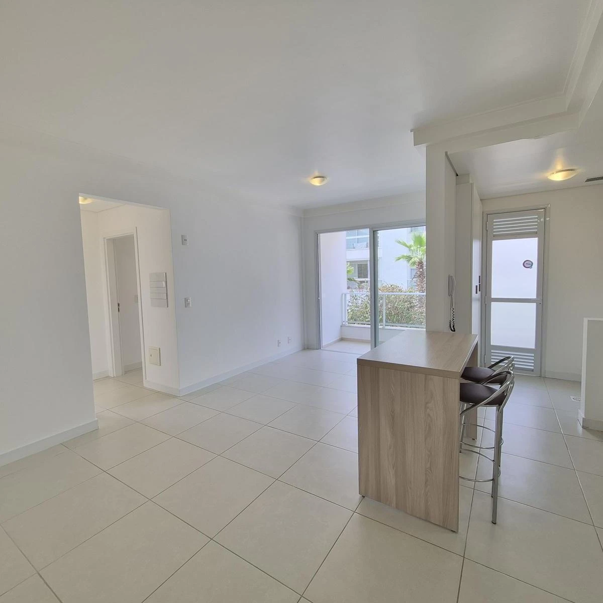 Apartment, 77 m², with floor-to-ceiling windows
