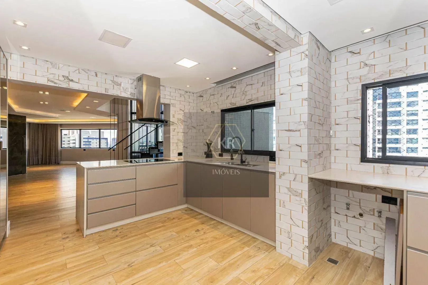 Furnished 272 m² apartment with 3 en-suites and 4 parking — photo 15